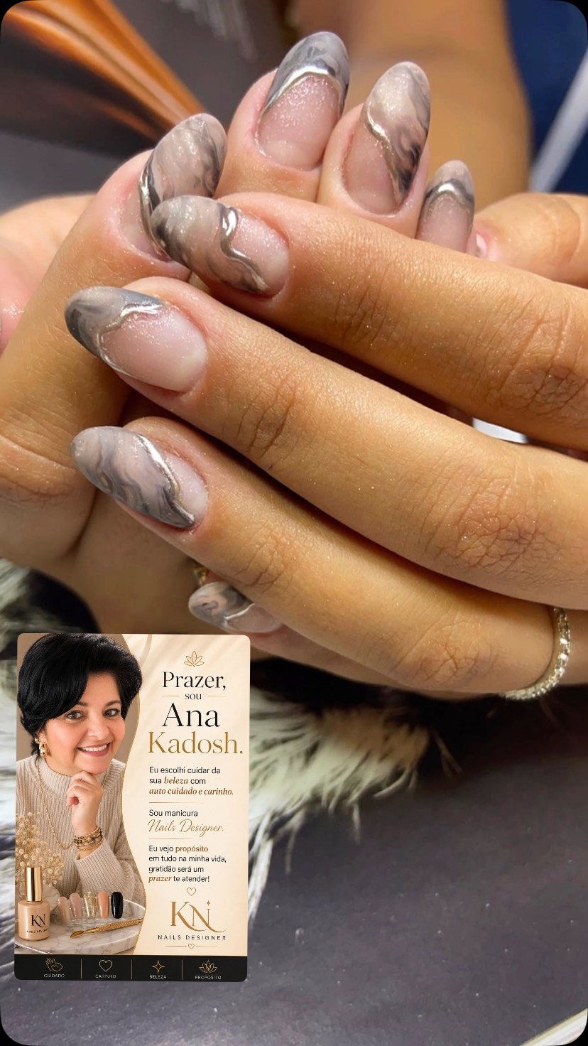 Mãos com unhas alongadas em design abstrato cinza e mármore com linhas metálicas, ao lado do cartão de apresentação de Ana Kadosh